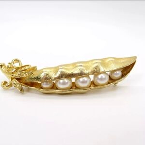 Trifari Gold Pea Pod Brooch with Pearls